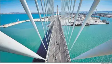  ?? JULIO GONZÁLEZ ?? Una imagen del Puente de la Constituci­ón de 1812 sobre la Bahía de Cádiz.