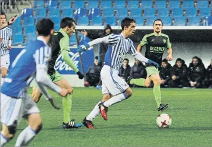  ?? FOTO: UNANUE ?? Capilla conduce el esférico en la acción del primer gol. Una combinació­n con Calvillo, en primer plano, fue el origen del 1-0