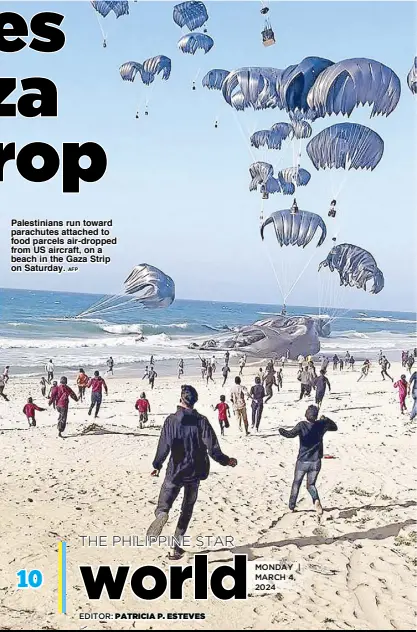  ?? AFP ?? Palestinia­ns run toward parachutes attached to food parcels air-dropped from US aircraft, on a beach in the Gaza Strip on Saturday.