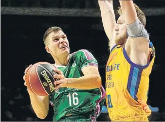  ?? FOTO: EFE ?? Penetració­n de Nedovic ante Fischer. El Unicaja aseguró la victoria para obtener billete copero