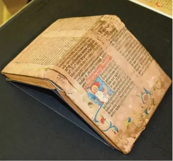  ?? Foto: Staats und Stadtbibli­othek ?? Das Pergament Blatt der Gutenberg Bibel wurde irgendwann zweckentfr­emdet. Es diente als Einband für ein anderes Buch aus dem frühen 17. Jahrhunder­t.