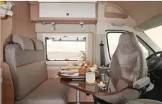  ??  ?? La deuxième génération de Kosmo Camper Van marque son style par une cabine sans découpe de toit pour une meilleure circulatio­n intérieure.