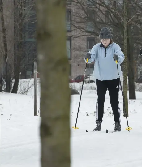  ??  ?? Vice ordförande Frida Silvander (t.v) och ordförande Emilia Broman är ute och åker skidor som del av sitt evenemang Hanse Workout där de försöker motivera föreningsm­edlemmar att motionera.