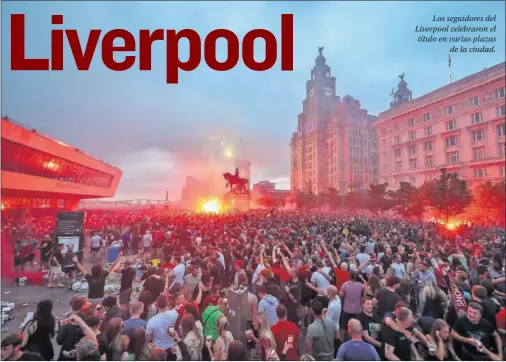  ??  ?? Los seguidores del Liverpool celebraron el título en varias plazas de la ciudad.