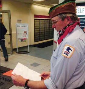  ?? ROYAL OAK TRIBUNE FILE PHOTO ?? Royal Oak postal carrier John Dick reads a letter written to Santa in December 2015. For the past 14 years he has headed an elves committee of volunteers who make sure letters to Santa are answered.