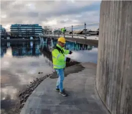  ?? FOTO: KRISTIN ELLEFSEN ?? Prosjektle­der Jon Petter Langfeldt ved brokaret på Kjøita-siden, der det blir satt ut et par benker folk kan sitte på. Noen vil sikkert bade herfra om sommeren også.