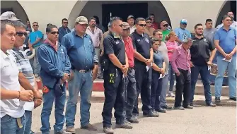  ??  ?? DURANTE LA ceremonia, el párroco pidió por su vida