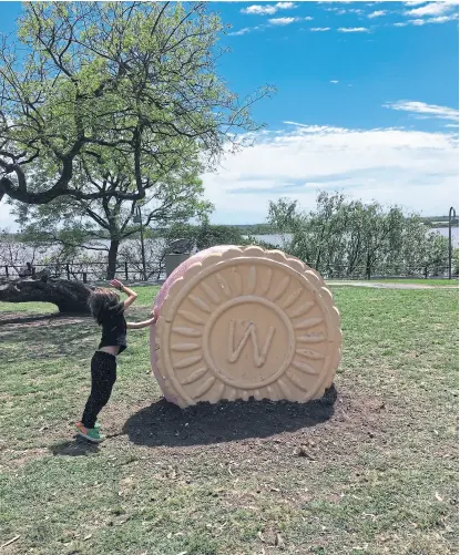  ??  ?? En el paseo a orillas del río Paraná, una galletita Merengada gigante sorprendió el fin de semana