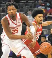  ?? Rick Scuteri Associated Press ?? WISCONSIN guard Chucky Hepburn tips the ball away from Houston center Josh Carlton in first half.