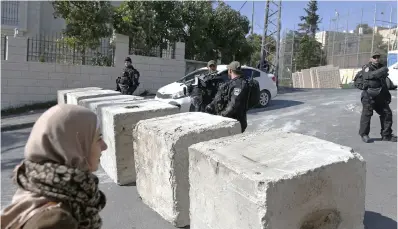  ??  ?? Barrage En décembre 2016, des blocs de béton gardés par les forces de sécurité israélienn­es ont été installés dans Jabel Mukaber, un quartier palestinie­n de la partie est de la ville de Jérusalem, annexée par l’état hébreu.