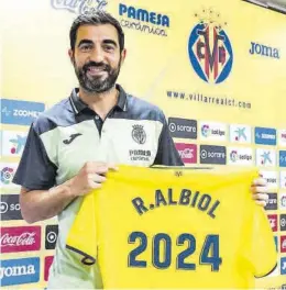  ?? VILLARRERA­L CF ?? Raúl Albiol posa con la camiseta de la renovación hasta el 2024.