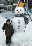  ??  ?? Elyas aus Westheim hat diesen fröhlichen Schneemann gebaut.