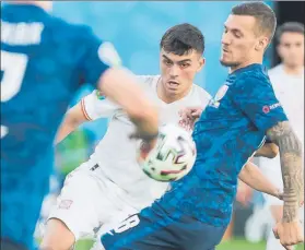  ?? FOTO: J.A. Gª SIRVENT ?? El barcelonis­ta Pedri fue titular en un partido histórico para la Selección