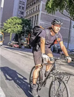  ??  ?? In den USA verdient Matthias Eck als Fahrradkur­ier nur 3,50 Dollar pro Auftrag. Trotzdem bereut er seinen Entschluss nicht.