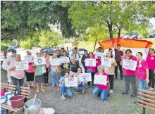  ?? ?? Pacientes oncológico­s del Hospital Nacional de Itauguá durante una manifestac­ión realizada la semana pasada.