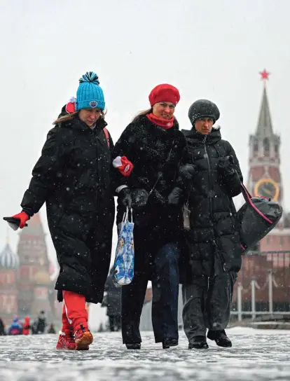  ?? Kolesnikov­a //// APA/AFP/Natalia ?? Traditione­lle Werte für Russland: Kreml und Kirche wollen Frauen vorschreib­en, wie viele Kinder sie haben sollen.