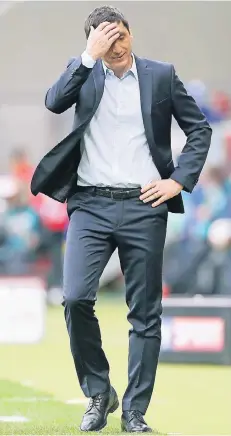  ?? FOTO: IMAGO ?? Leverkusen­s Coach Tayfun Korkut wartet vereinsübe­rgreifend seit 15 Bundesliga­Partien auf einen Sieg.