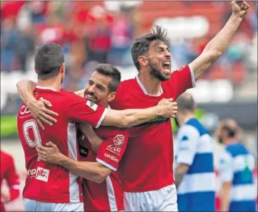  ??  ?? EL CUARTO. Pedro Orfila, que repitió como lateral derecho, volvió a rescatar al Real Murcia.