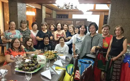  ??  ?? BONDING and socials at the residence of SI Davao President Dr. Luz Acosta Barrientos