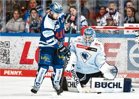  ?? Foto: IMAGO/Jonas Brockmann/Eibner-Pressefoto ?? Auf dem Posten: Michael Garteig ist in dieser Szene nicht von Eric Cornell zu überwinden. Der Torhüter gewann mit dem ERC Ingolstadt bei den Iserlohn Roosters mit 3:2 nach Penaltysch­ießen.