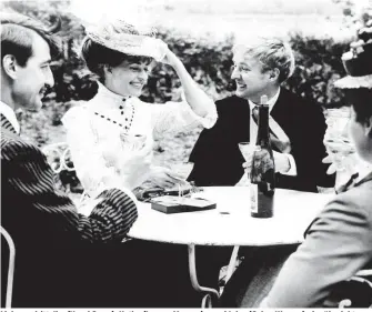  ??  ?? Liebe zu dritt: Jim (Henri Serre), Kathe (Jeanne Moreau) – und Jules (Oskar Werner), der überlebte