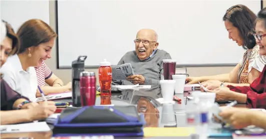  ?? Steve Gonzales / Houston Chronicle ?? Vito Susca, de 86 años, se divierte con alumnas inmigrante­s de su clase de inglés el 19 de junio de 2017 en Sugar Land, al sudoeste de Houston.