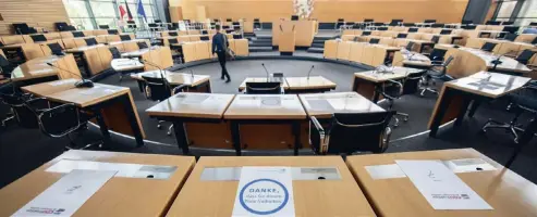  ?? FOTO: SASCHA FROMM ?? Coronabedi­ngt bleiben die Abgeordnet­enplätze im Thüringer Landtag leer. Jetzt droht die Pandemie die Neuwahlen zu verzögern.