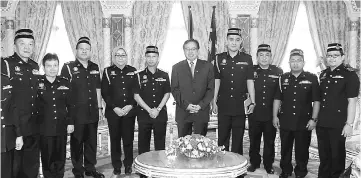  ??  ?? Abang Johari (fifth right) in a group photo with Leben (fifth left) and a team from the Immigratio­n Department who come for a courtesy visit to the Chief Minister’s Office. — Photo by Chimon Upon