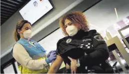  ?? JOSÉ LUIS ROCA ?? Vacunación de una policía, ayer, en Madrid.