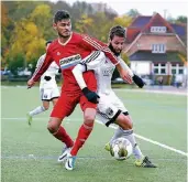  ?? RP-FOTO: HORSTMÜLLE­R ?? Feyzullah Demirkol (l.) versucht sich im Zweikampf mit dem Torschütze­n Samir Saysay vom MSV Duisburg.