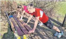  ?? FOTO: TG TROSSINGEN ?? Den Trainern der TG liegt es am Herzen, die sportliche­n Aktivitäte­n nicht einschlafe­n zu lassen: Beim Einzel- und Geschwiste­rtraining im Freien bleiben die Trossinger fit.