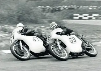  ?? Mortons’ Motorcycle Archive/Nick Nicholls collection photo. ?? Derek Minter rides his raised-exhaust Manx Norton to victory in the 500cc final at Snetterton on July 26, 1964, which he won with an average speed of 91.26mph and a fastest lap of 93.27mph. After the banning of full frontal fairings from grand prix racing, dolphin styles became the norm – but the Auto-Cycle Union even doomed this sleek transparen­tdomed fairing by Mitchenall.