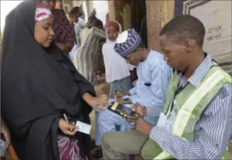  ??  ?? Nigerians voting in a crucial election