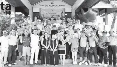  ??  ?? STEVEN (depan empat dari kiri) bersama peserta Golf Ria Kaamatan 2018 merakamkan kenangan sebelum permainan dimulakan di NGRK baru-baru ini.