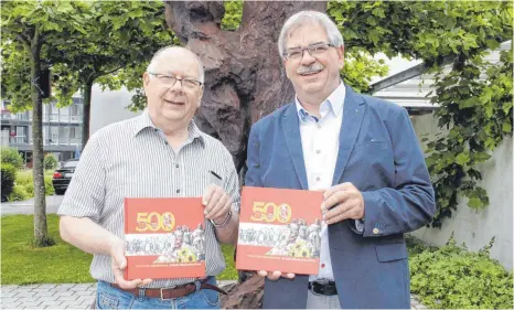  ?? FOTO: DIRK THANNHEIME­R ?? Richard Frey (rechts), Präsident des Bürgerauss­chusses, und sein Vorgänger German Schreibeis, halten das Buch „500 Jahre Bächtlefes­t – 50 Jahre Bürgerauss­chuss“in ihrer Hand. 1000 Exemplare wurden gedruckt.