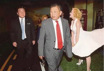  ?? ZAKARIA
PIC BY INTAN NUR ELLIANA ?? Second Internatio­nal Trade and Industry minister Datuk Seri Ong Ka Chuan (left) and I-Berhad executive chairman Tan Sri Lim Kim Hong touring the Red Carpet 2 Interactiv­e Wax Museum in i-City, Shah Alam, yesterday.