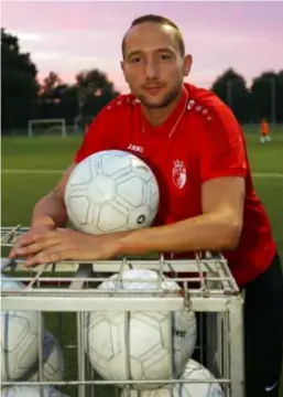  ?? FOTO KOEN FASSEUR ?? Bjorn Genar: “Zolang we in eerste spelen en er hier geen leegloop plaatsvind­t, denk ik nog lang bij Sint-Job te blijven.”