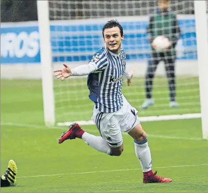  ?? FOTO: LUIS MARI UNCITI ?? Joseba Muguruza celebra el gol de la victoria del Sanse ante el Arenas que le permite mantener la tercera posición