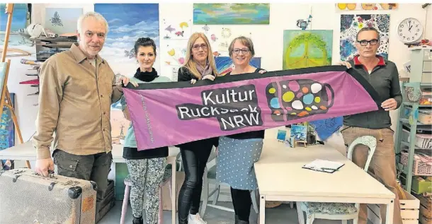  ?? Foto: Lena Steffens ?? Michael Schumacher, Désirée Burger, Konnie Janssen, Margot Sasserath und Kulturbeau­ftragter Rüdiger Eichholtz (v.l.) sind am neuen Kulturruck­sack-Programm beteiligt.