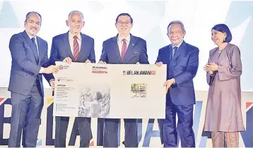  ??  ?? Finance Minister Lim Guan Eng (middle) poses for a photo during the launch of the “Belanjawan­ku” expenditur­e guide for Malaysian individual­s and families yesterday. Also present were (from left) Alizakri, Universiry Malaysia vice chancellor Datuk Dr Abdul Rahim Hashim, EPF chairman Tan Sri Samsudin Osman and UM Social Wellbeing Research Centre director Prof Datuk Dr Norma Mansor. — Bernama photo