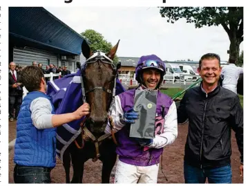  ??  ?? Gabriele Gelormini reçoit une récompense des mains de Laurent Néel à l’arrivée du Prix Bocage Bureautiqu­e.