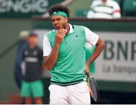  ?? (Photos AFP) ?? Tsonga, à un jeu de l’éliminatio­n, n’a plus le droit à l’erreur.