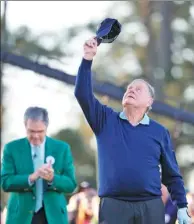  ?? LUCY NICHOLSON / REUTERS ?? Jack Nicklaus tips his hat to the sky in honor of the late Arnold Palmer as Masters chairman Billy Payne applauds before Nicklaus hit the ceremonial first drive on Thursday.
