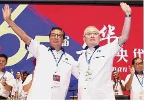  ??  ?? Past and present: Liow (left) and Dr Wee with the central committee members at MCA’s 65th annual general meeting.