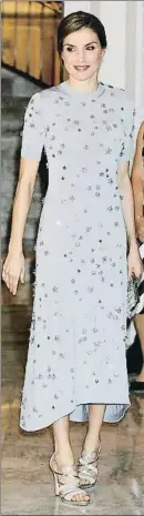  ??  ?? Letizia con el vestido de Nina Ricci y la coleta con burbujas