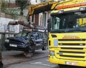  ?? FOTO'S BFM ?? De auto belandde tegen de gevel van het partijsecr­etariaat van het Vlaams Belang en wordt getakeld. VBlijsttre­kker Filip Dewinter (boven) was meteen ter plaatse om de schade aan het gebouw te bekijken.