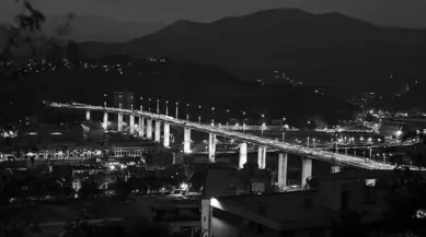  ??  ?? De brug is ‘s avonds verlicht. (Foto: RD)