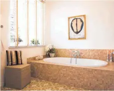  ??  ?? Für das Badezimmer eignen sich Farben und Materialie­n, die dem Erdelement entspreche­n. Beige- und Cremetöne sowie Holz passen gut.