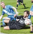  ?? Foto: Jim Benninger ?? Max Bauer (vorne) kämpft mit der SG Alerheim gegen den Kreisligaa­bstieg.