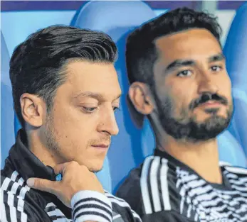  ?? FOTO: DPA ?? Auch ihre Zukunft muss geklärt werden: Mesut Özil (links) und Ilkay Gündogan müssen sich erklären.